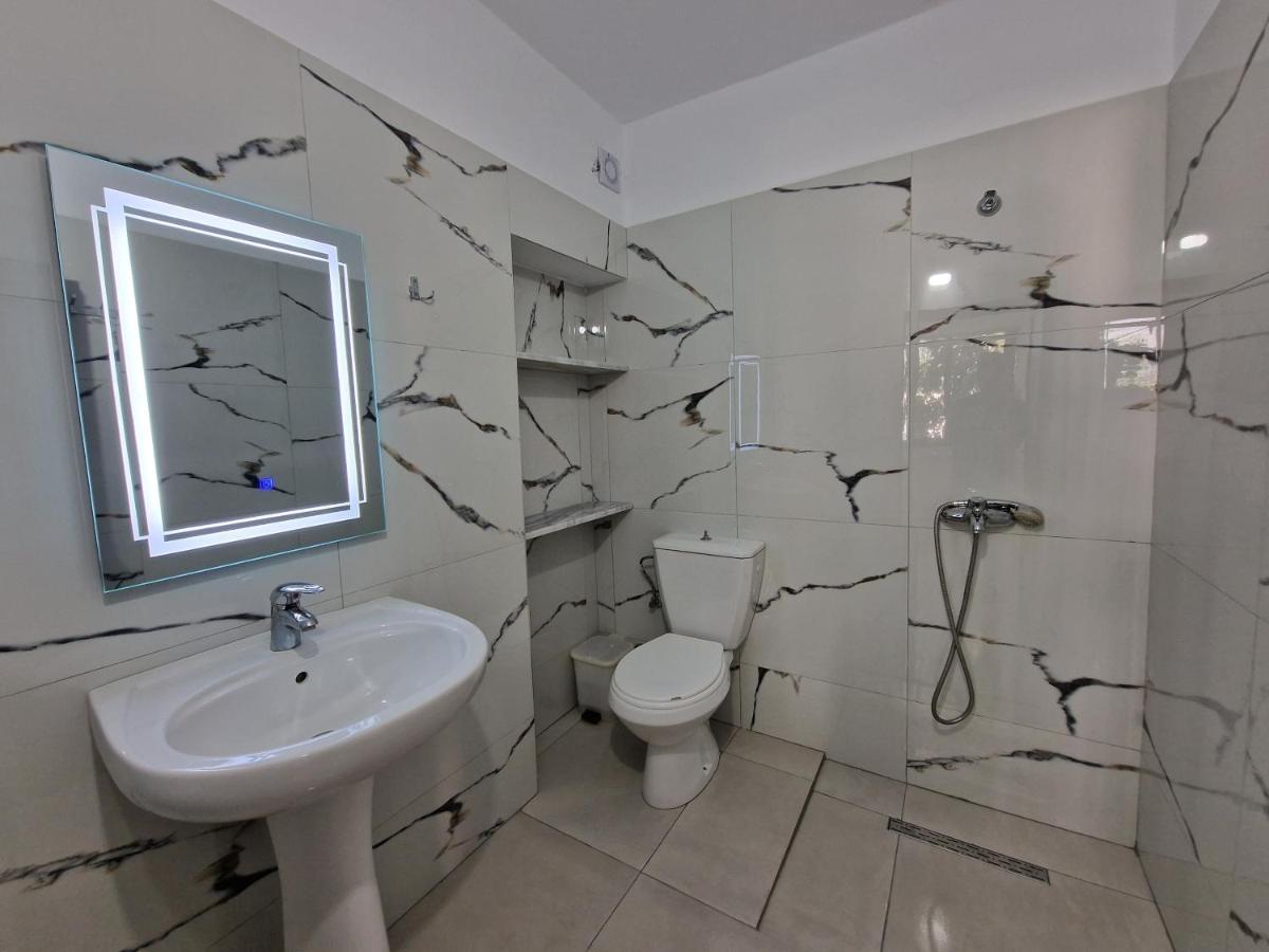 Petrefi Apartments Ksamil Esterno foto