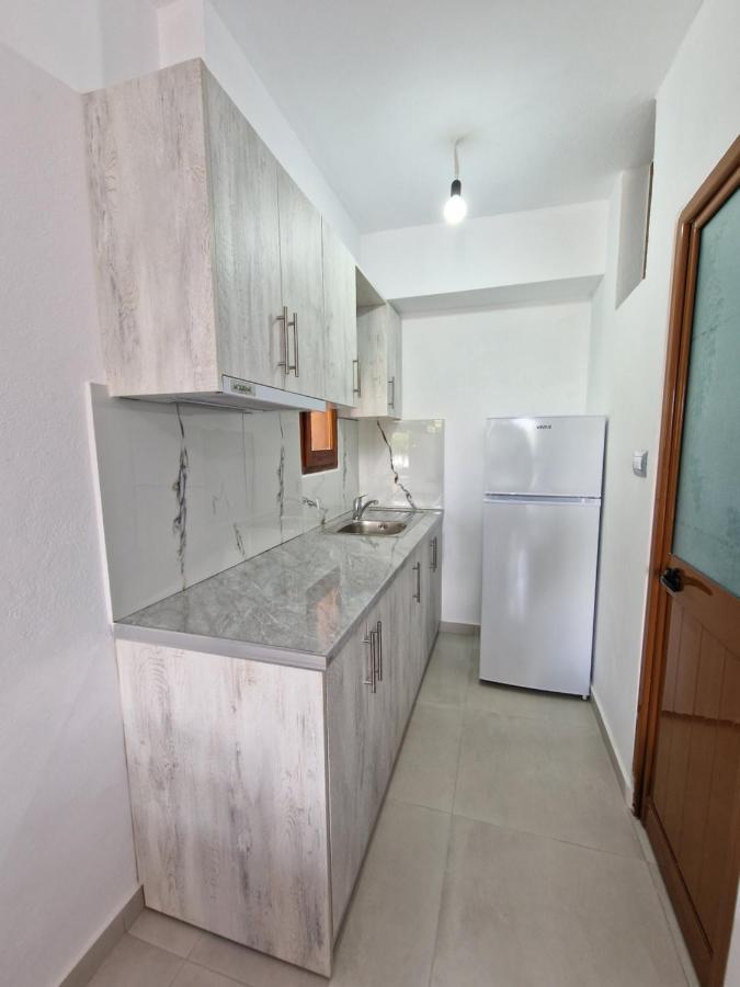 Petrefi Apartments Ksamil Esterno foto